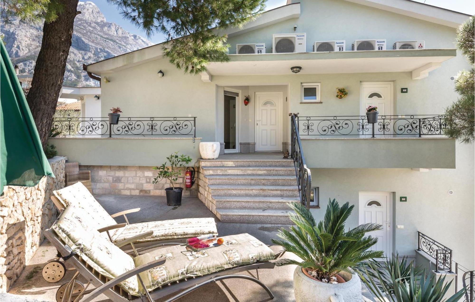 Amazing Apartment In Makarska With House Sea View Exterior photo