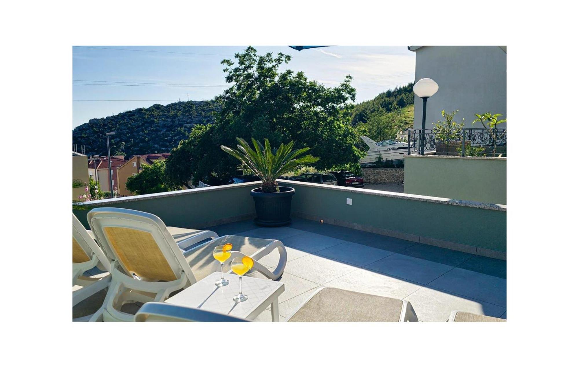 Amazing Apartment In Makarska With House Sea View Exterior photo